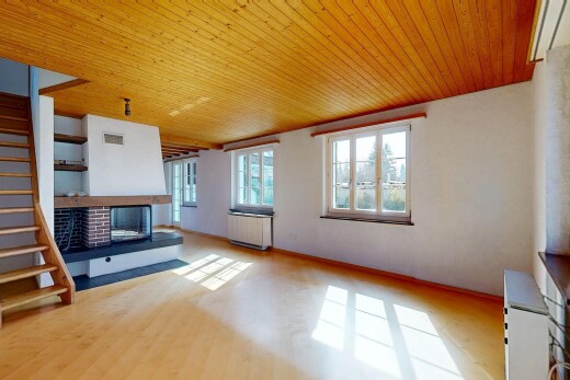 salon avec escaliers, natural light, lumière naturelle, cheminée, et inside property