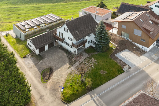 außenansicht mit auffahrt, garage, rasen, und deck