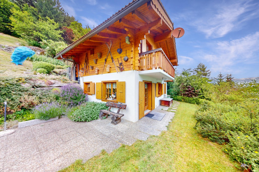 außenansicht mit balkon, terrasse, und rasen