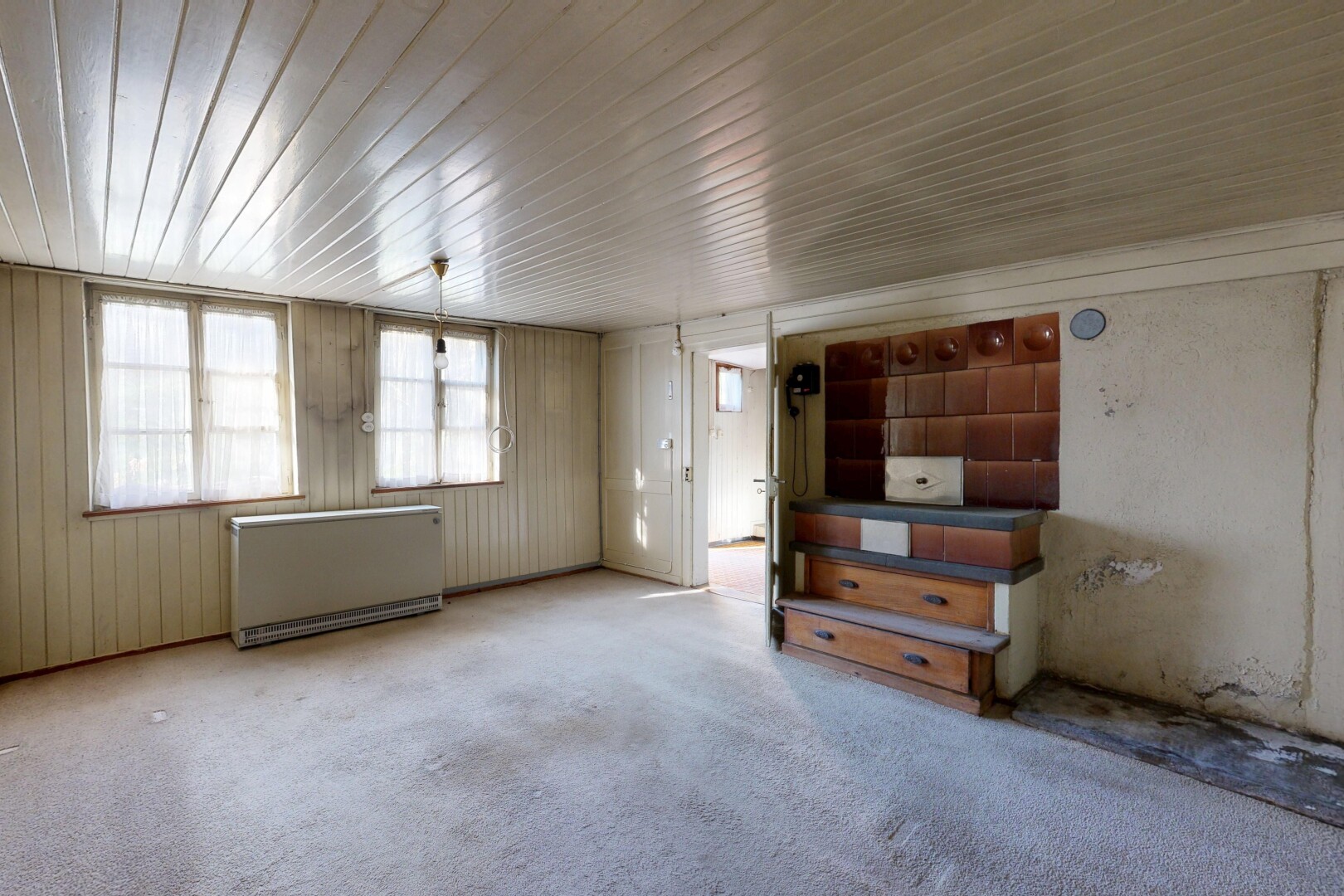 pièce vide avec inside property, lumière naturelle, natural light, radiateur, et moquette