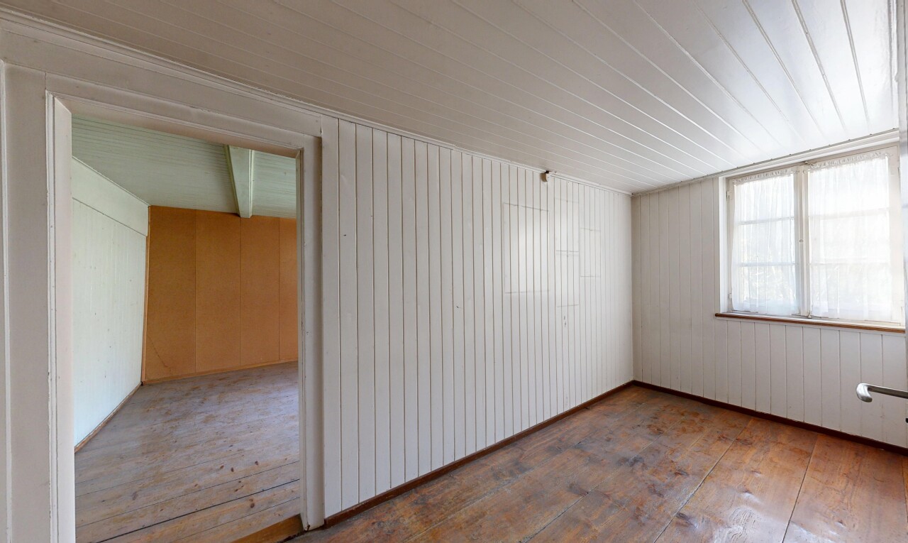 pièce vide avec sol en finition bois, wood finish floor, hardwood floor, inside property, et lumière naturelle