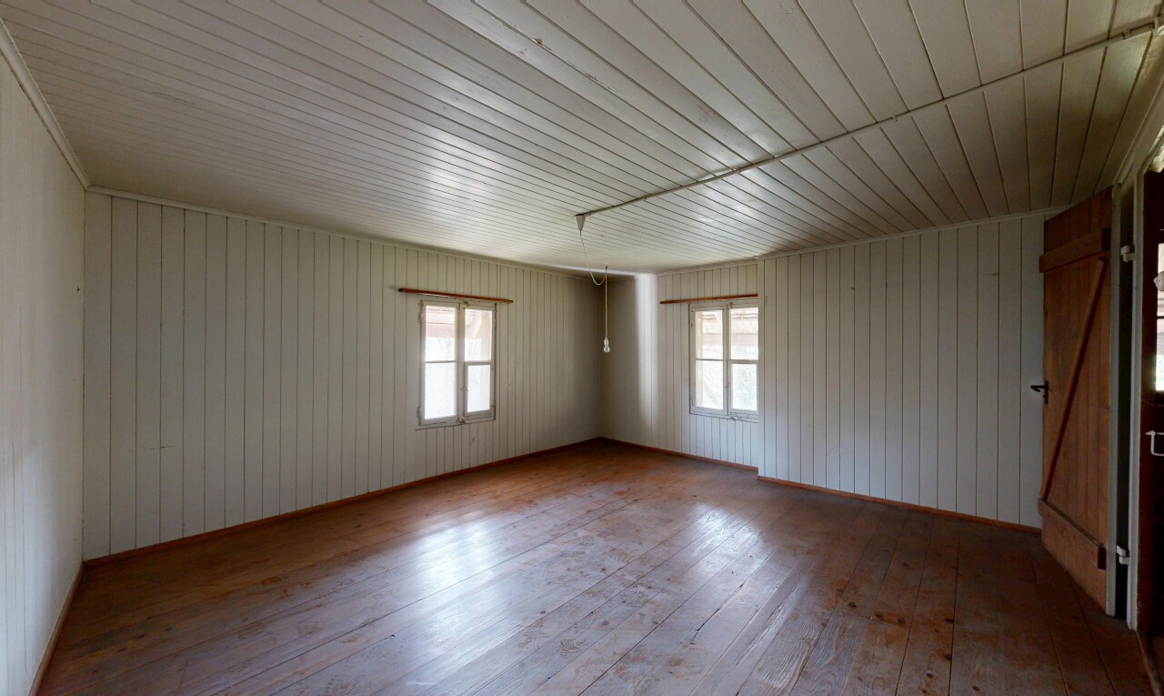 pièce vide avec sol en finition bois, wood finish floor, inside property, lumière naturelle, et natural light