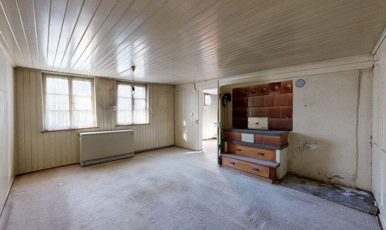 pièce vide avec inside property, lumière naturelle, natural light, radiateur, et moquette