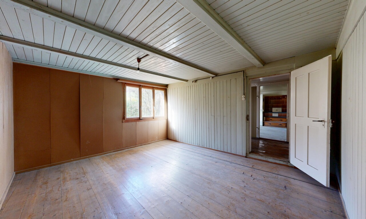 pièce vide avec lumière naturelle, natural light, inside property, sol en finition bois, et wood finish floor