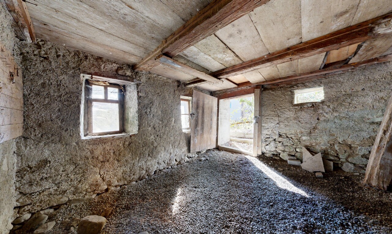 pièce vide avec inside property, lumière naturelle, natural light, et unfinished floor