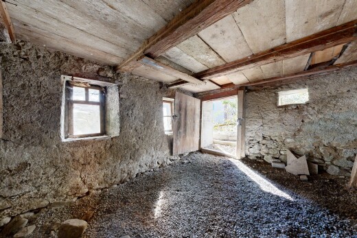 pièce vide avec inside property, lumière naturelle, natural light, et unfinished floor