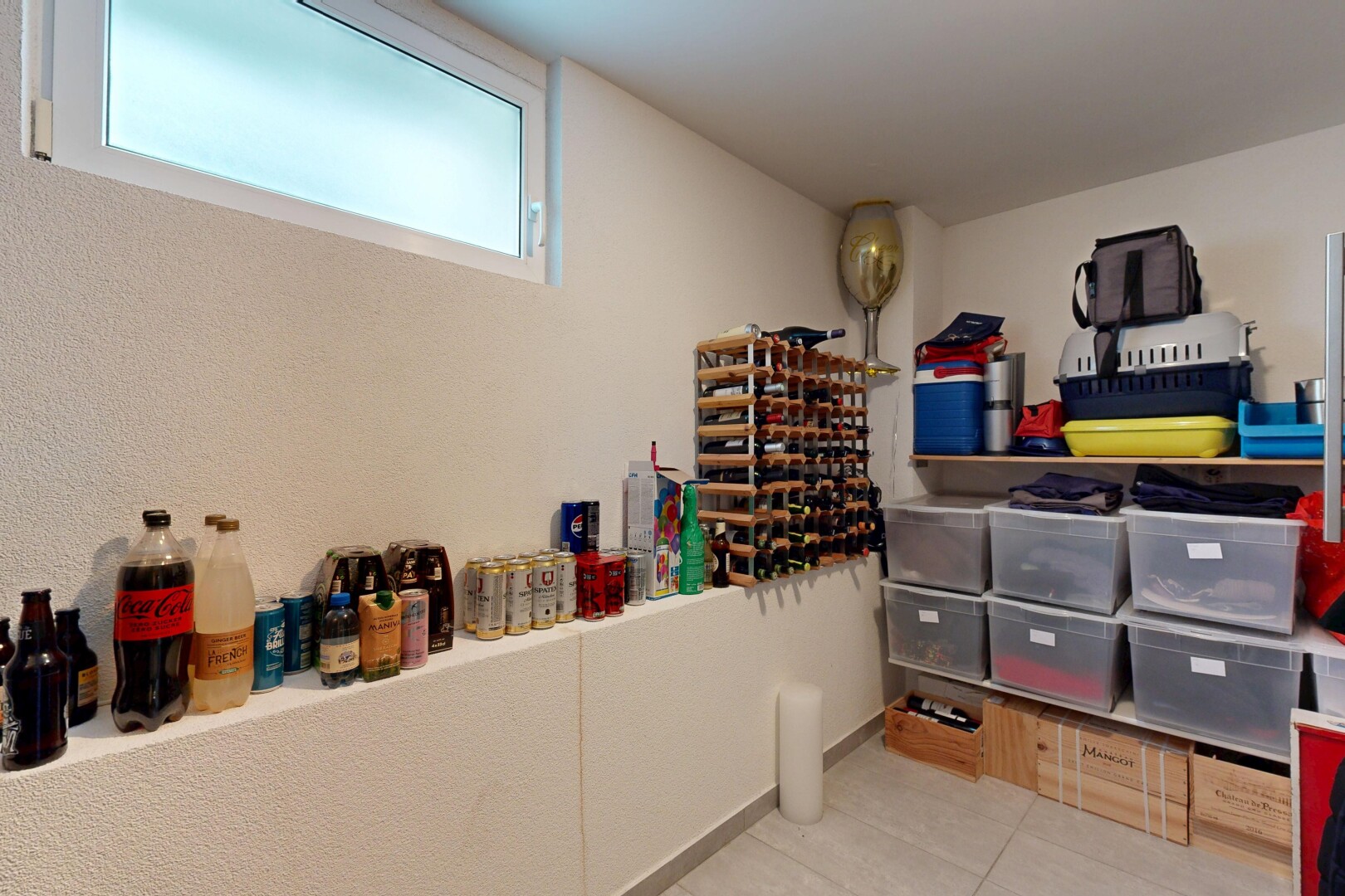 chambre avec inside property, natural light, lumière naturelle, tile floor, et sol en carrelage