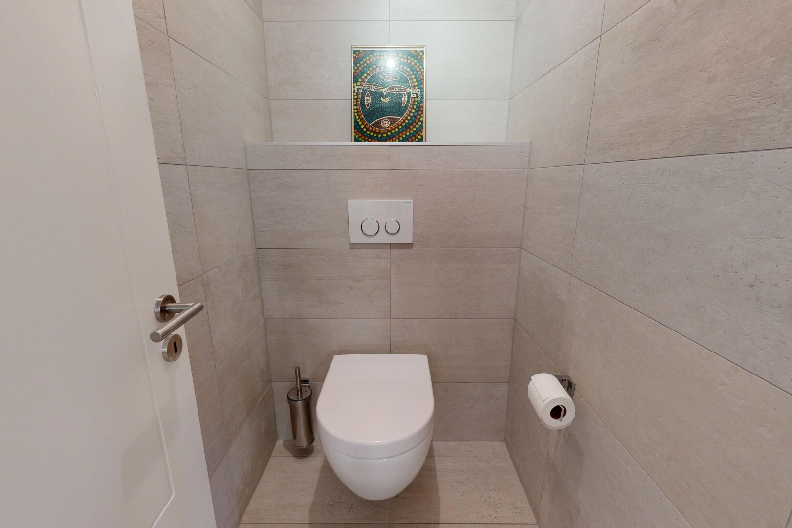 salle de bains avec inside property, toilette, cabinet de toilette, et tile shower