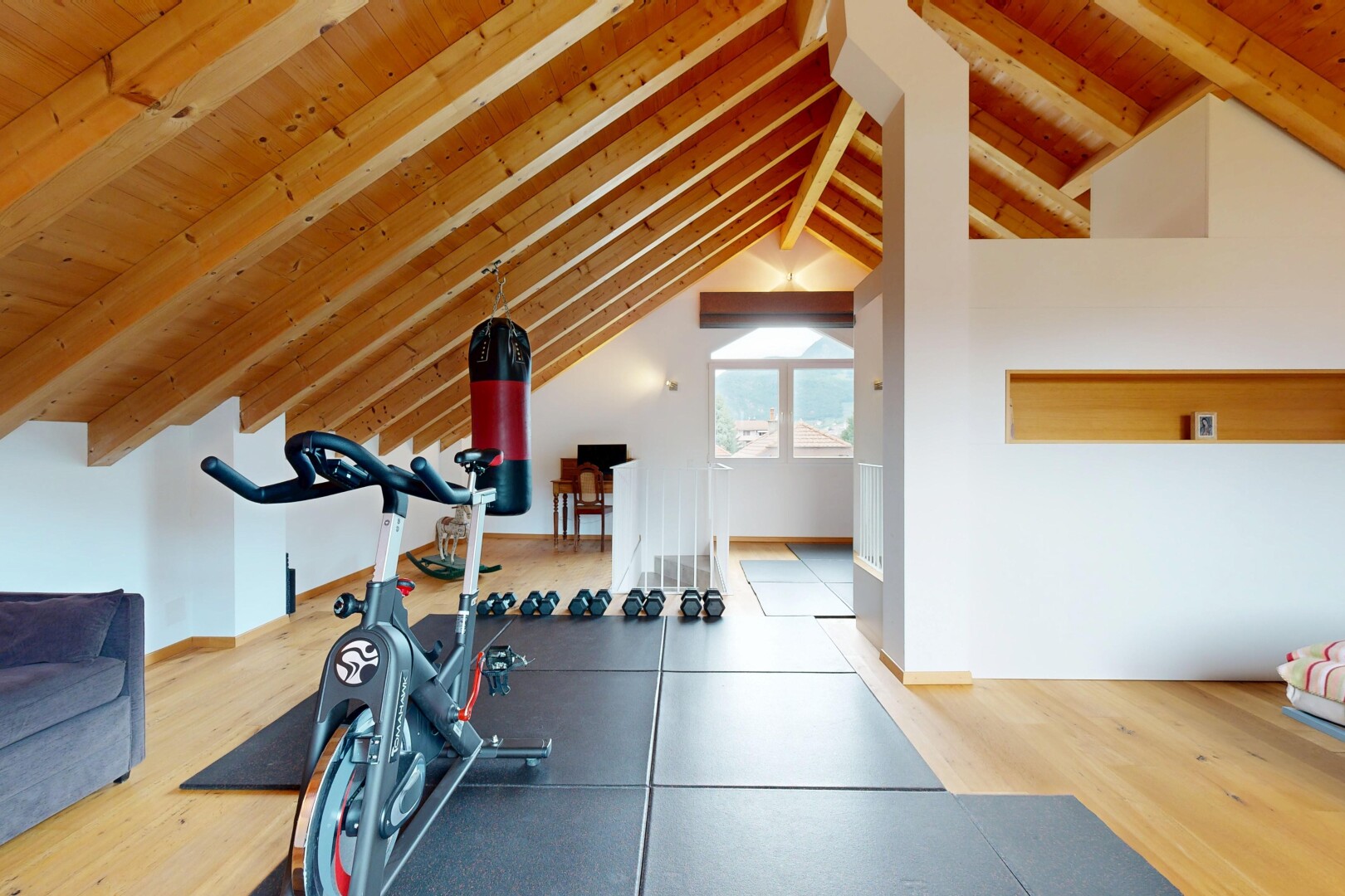 gym avec lumière naturelle, natural light, plafond voûté, vaulted ceiling, et beamed ceiling