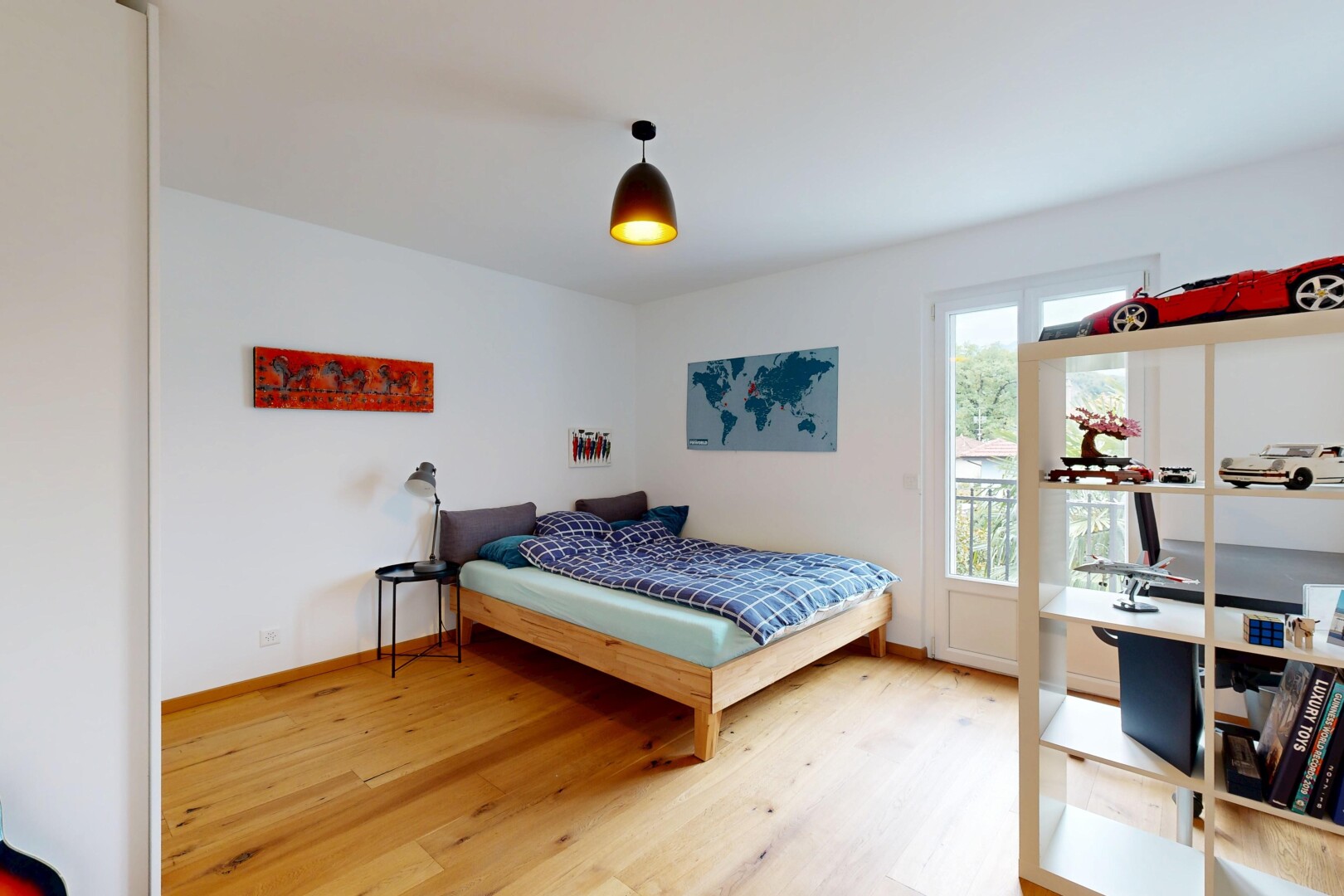 chambre avec wood finish floor, sol en finition bois, natural light, lumière naturelle, et drywall
