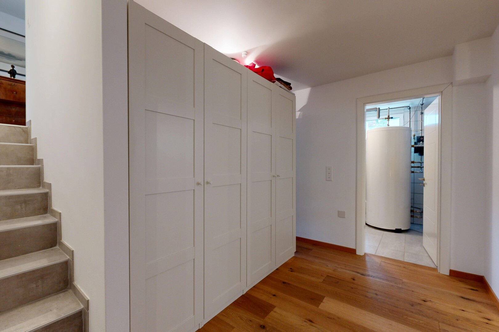 escaliers avec inside property, sol en finition bois, wood finish floor, cloison sèche, et drywall