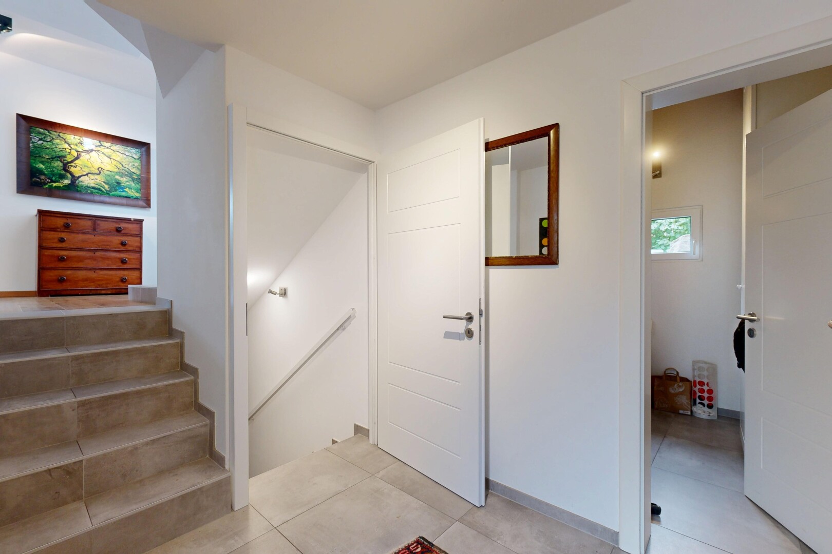 escaliers avec drywall, cloison sèche, inside property, tile floor, et sol en carrelage