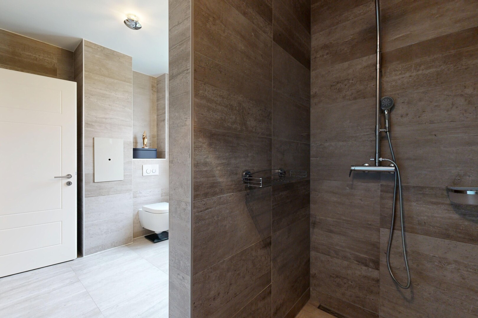 salle de bains avec mur en carrelage, tile wall, salle de bain complète, douche, et inside property