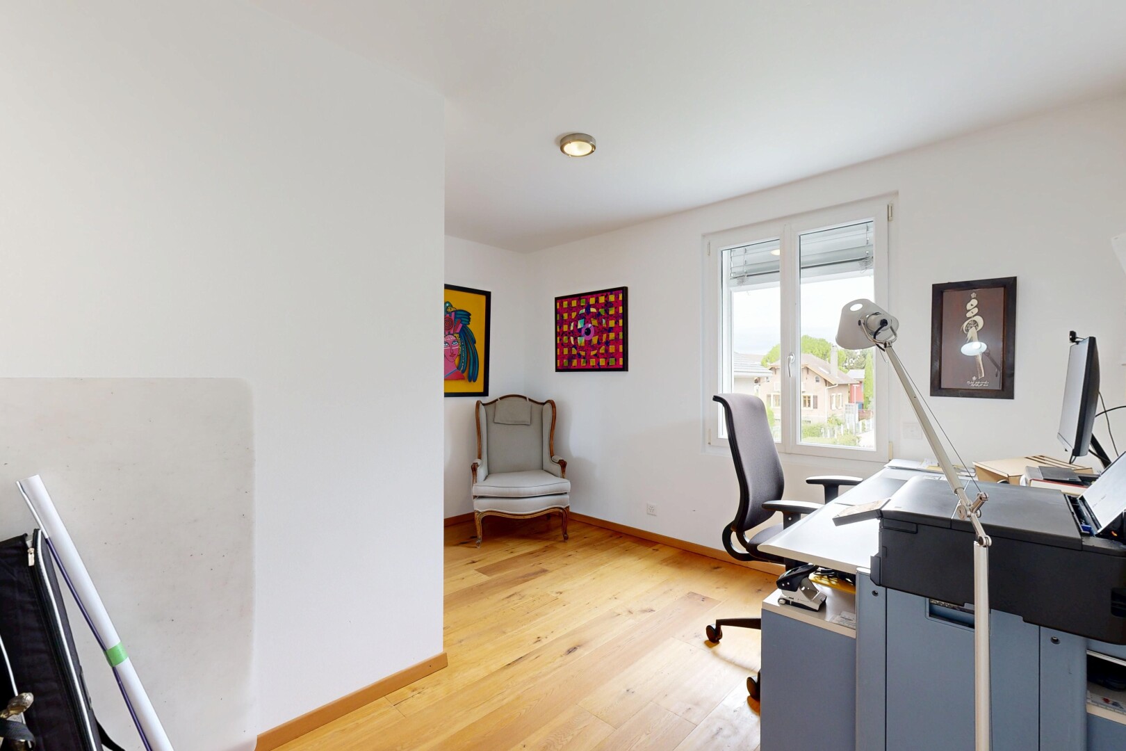 bureau avec baseboards wall, plinthes murales, natural light, lumière naturelle, et espace bureau
