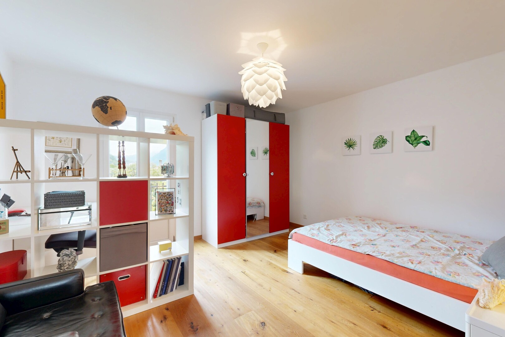chambre avec wood finish floor, sol en finition bois, natural light, drywall, et lumière naturelle