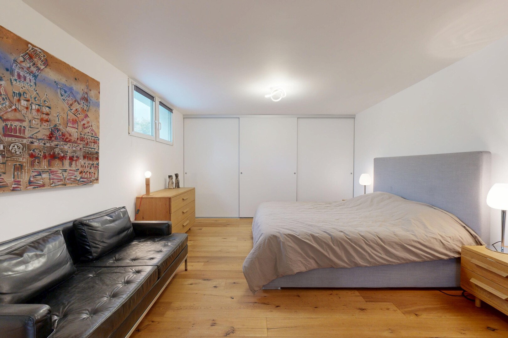 chambre avec sol en finition bois, wood finish floor, lumière naturelle, natural light, et cloison sèche