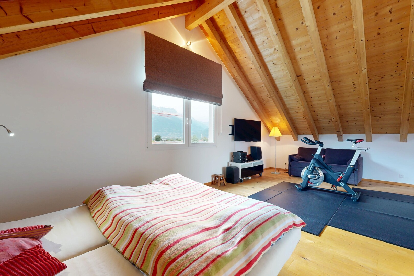 chambre avec plafond à poutres, beamed ceiling, lumière naturelle, natural light, et sol en finition bois
