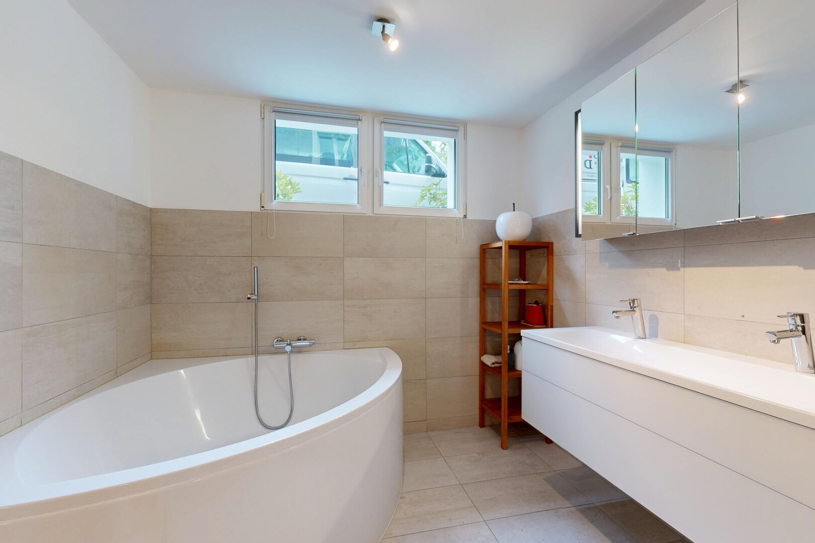 salle de bains avec miroir, mur en carrelage, tile wall, salle de bain complète, et bain