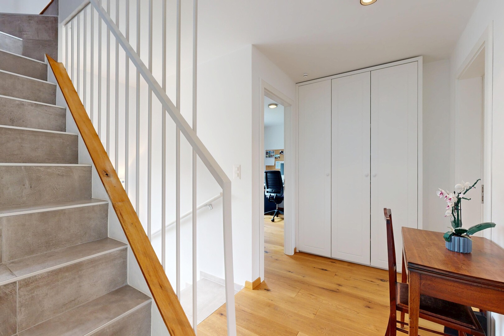 escaliers avec wood finish floor, sol en finition bois, escaliers, inside property, et drywall