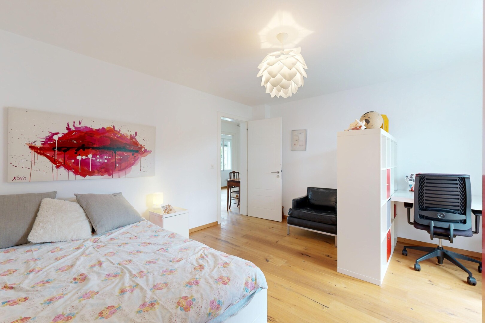 chambre avec wood finish floor, sol en finition bois, drywall, cloison sèche, et inside property