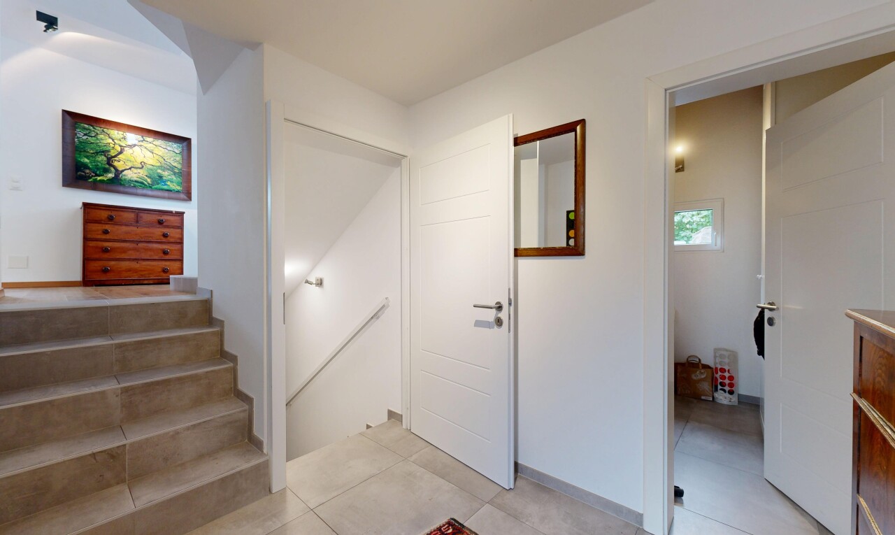 escaliers avec drywall, cloison sèche, inside property, tile floor, et sol en carrelage