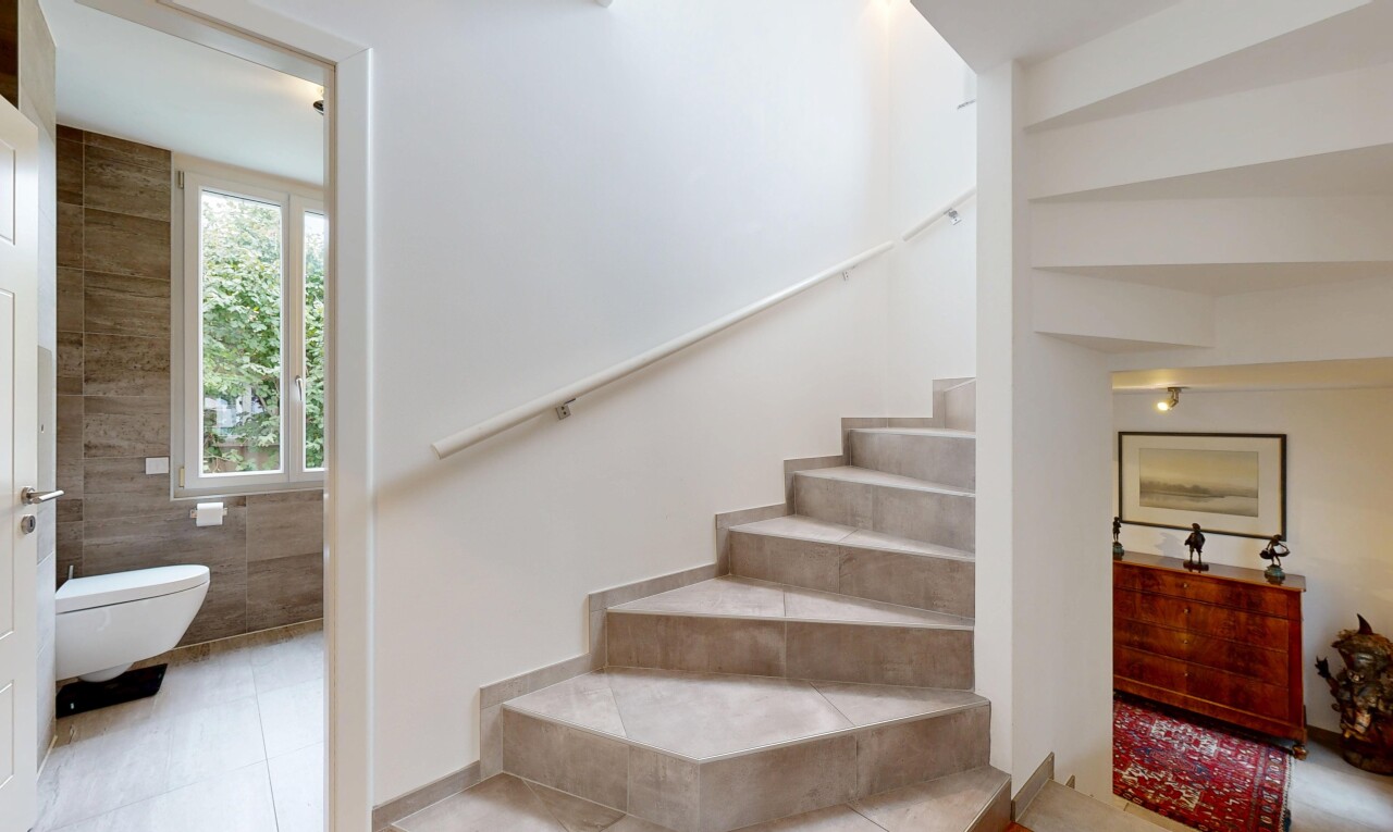 escaliers avec cloison sèche, drywall, inside property, lumière naturelle, et natural light