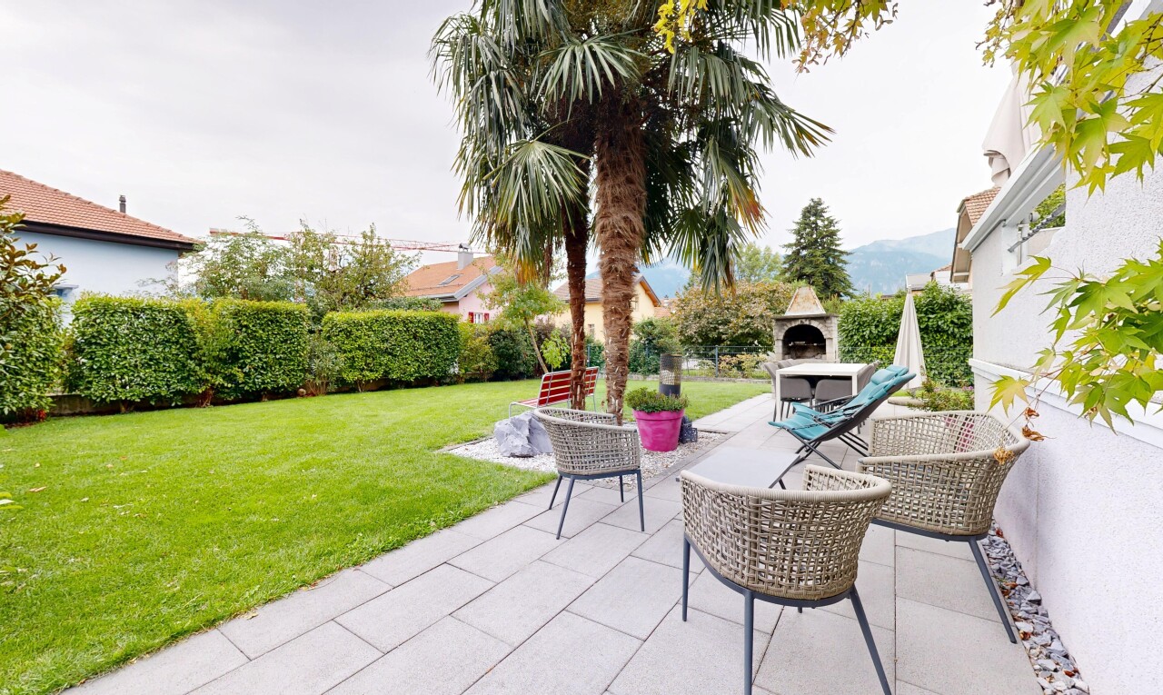 terrasse avec terrasse, pelouse, from property, et overcast