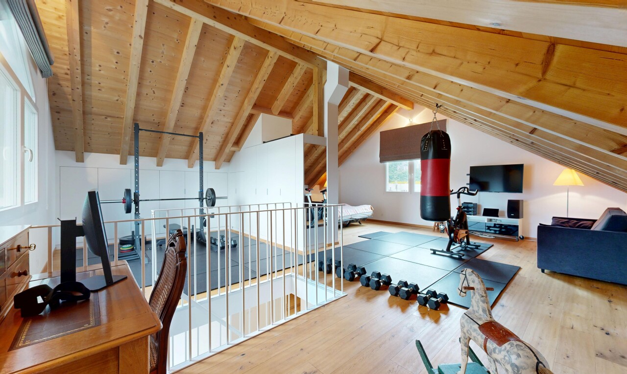 salon avec sol en finition bois, wood finish floor, lumière naturelle, natural light, et inside property