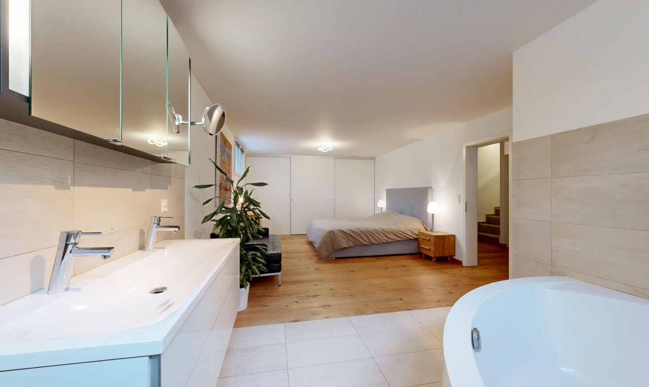 salle de bains avec miroir, salle de bain complète, lavabo (ou coiffeuse selon le contexte), sol en carrelage, et tile floor