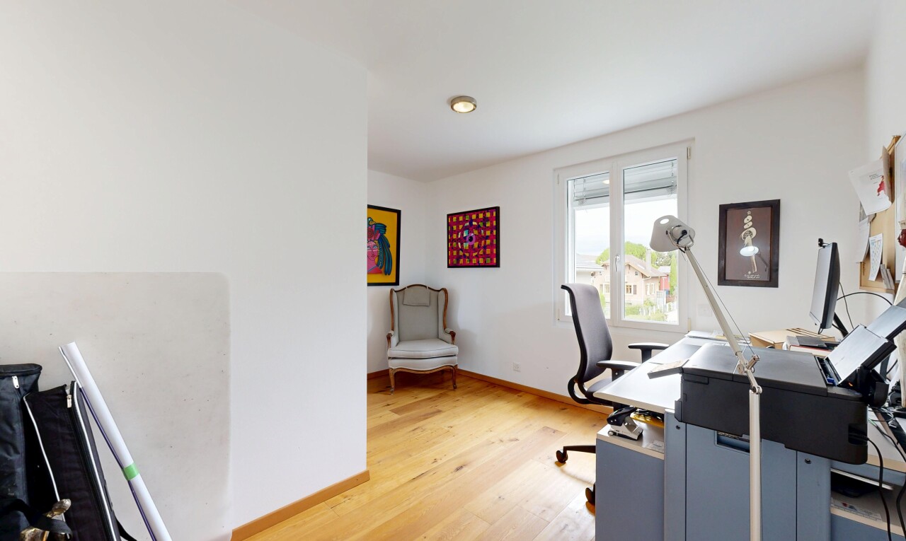 bureau avec baseboards wall, plinthes murales, natural light, lumière naturelle, et espace bureau