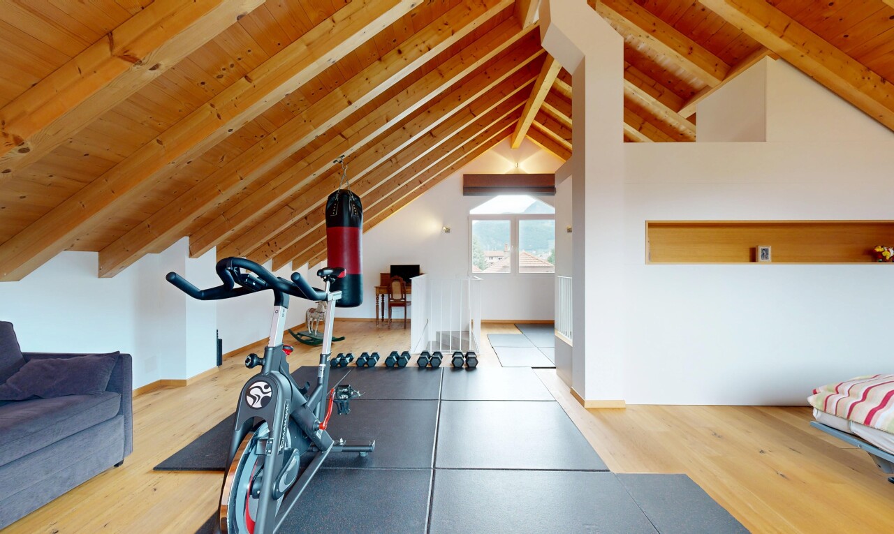 gym avec lumière naturelle, natural light, plafond voûté, vaulted ceiling, et beamed ceiling