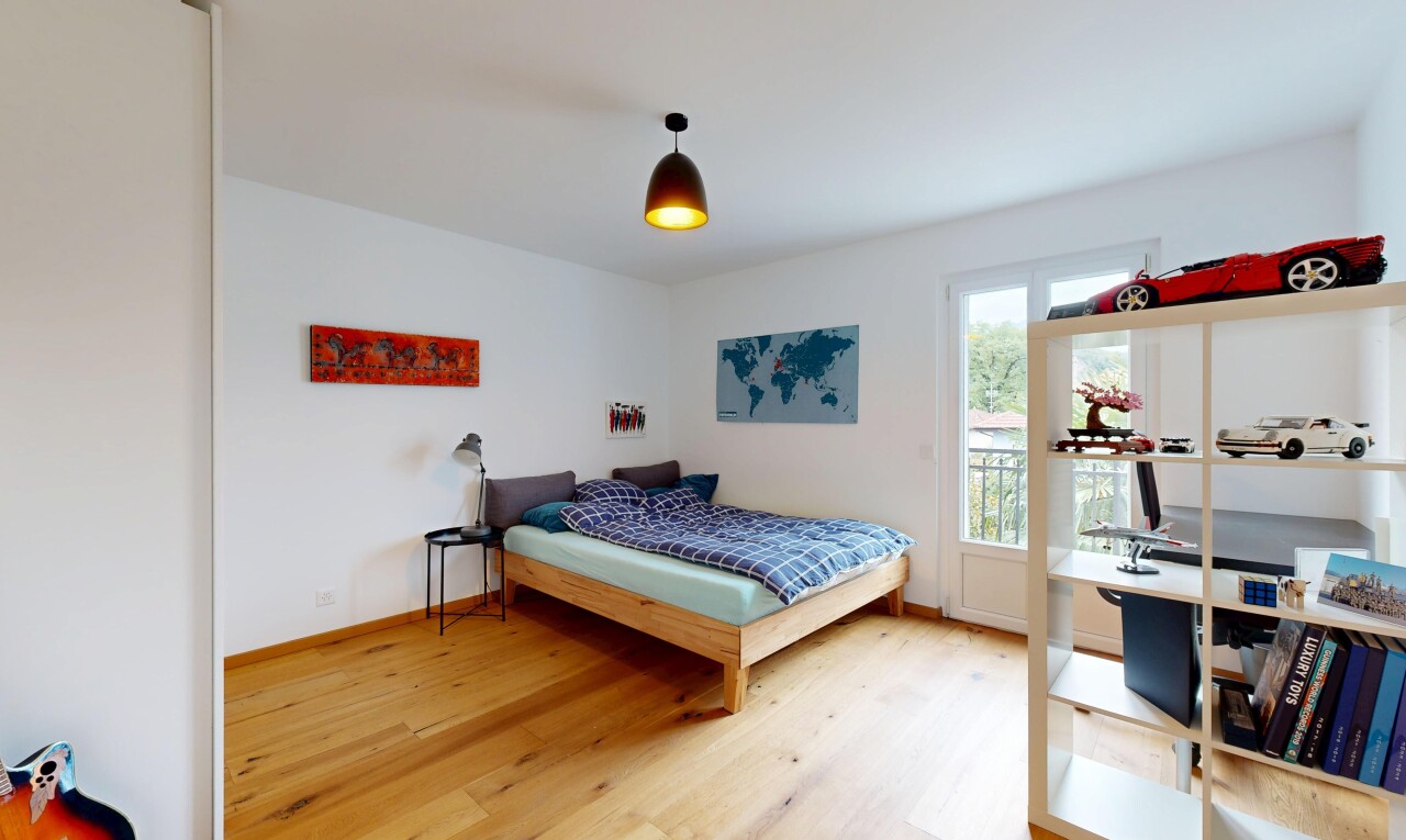 chambre avec wood finish floor, sol en finition bois, natural light, lumière naturelle, et drywall