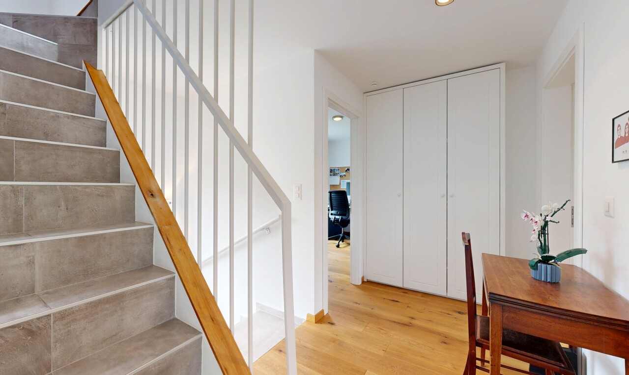 escaliers avec wood finish floor, sol en finition bois, escaliers, inside property, et drywall