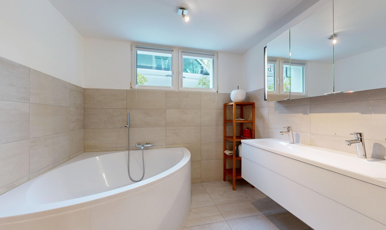 salle de bains avec miroir, mur en carrelage, tile wall, salle de bain complète, et bain