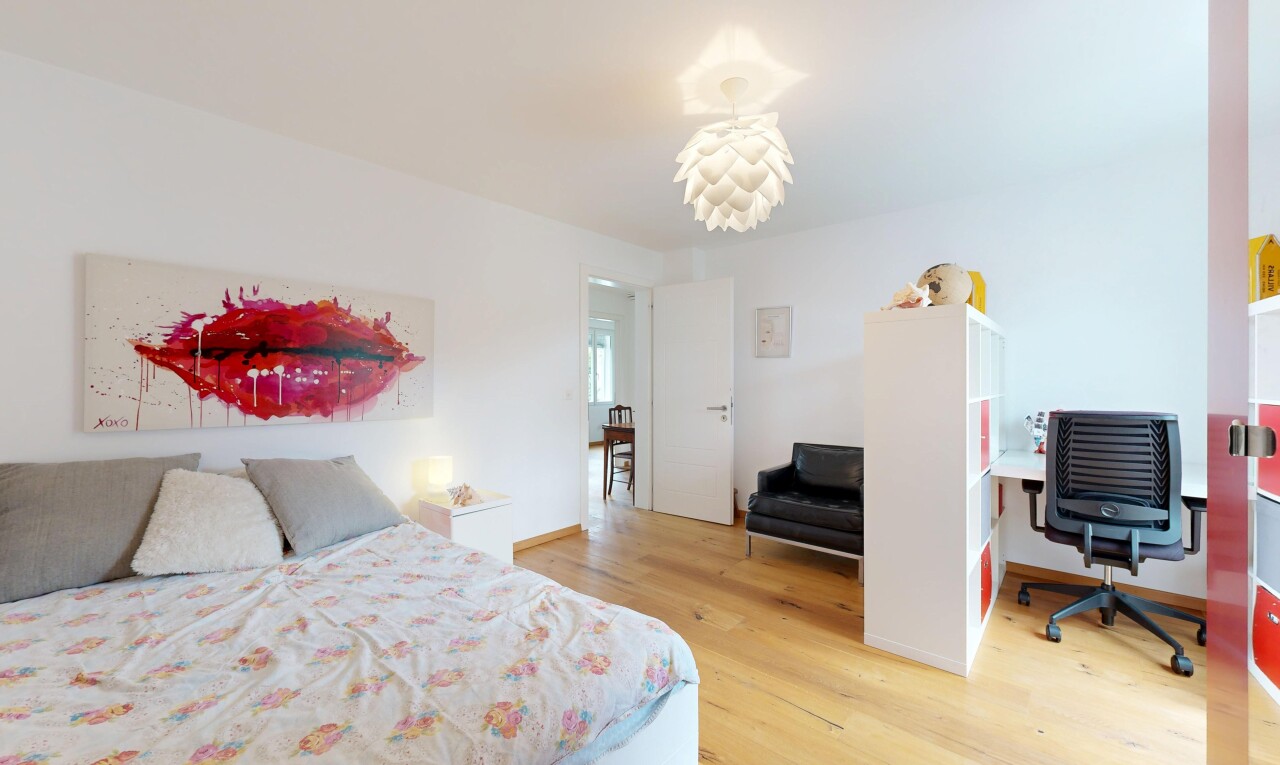 chambre avec wood finish floor, sol en finition bois, drywall, cloison sèche, et inside property