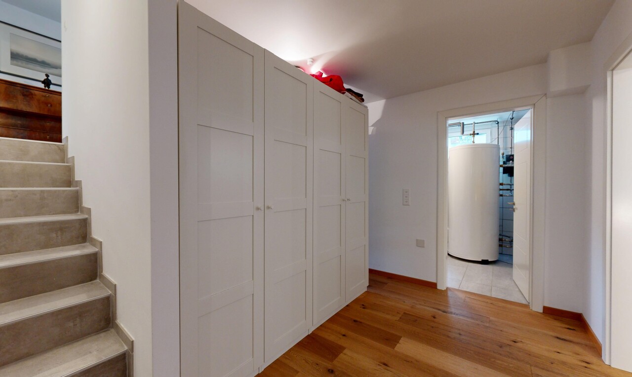 escaliers avec inside property, sol en finition bois, wood finish floor, cloison sèche, et drywall