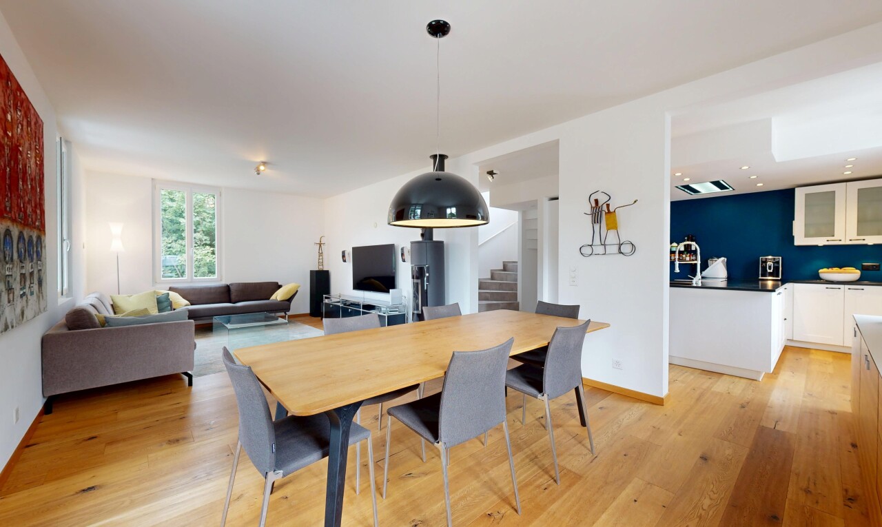 salon / salle à manger avec escaliers, inside property, wood finish floor, sol en finition bois, et natural light