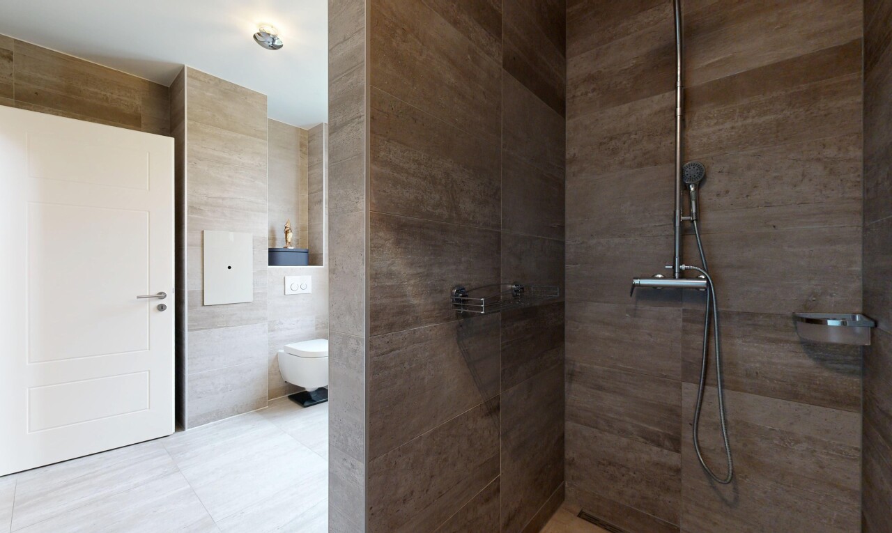 salle de bains avec mur en carrelage, tile wall, salle de bain complète, douche, et inside property
