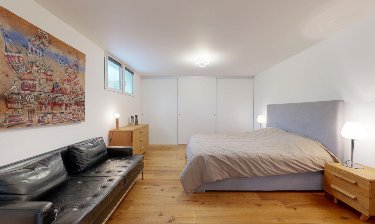 chambre avec sol en finition bois, wood finish floor, lumière naturelle, natural light, et cloison sèche