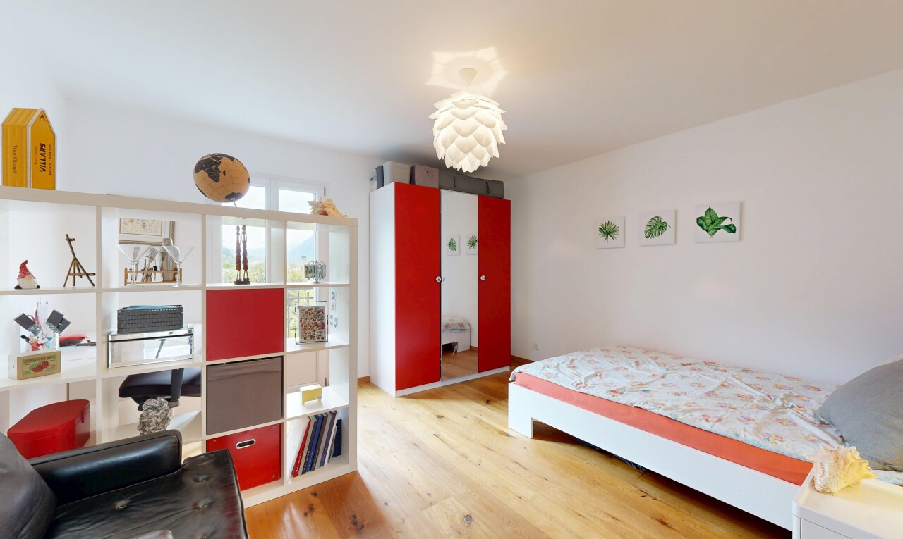 chambre avec wood finish floor, sol en finition bois, natural light, drywall, et lumière naturelle