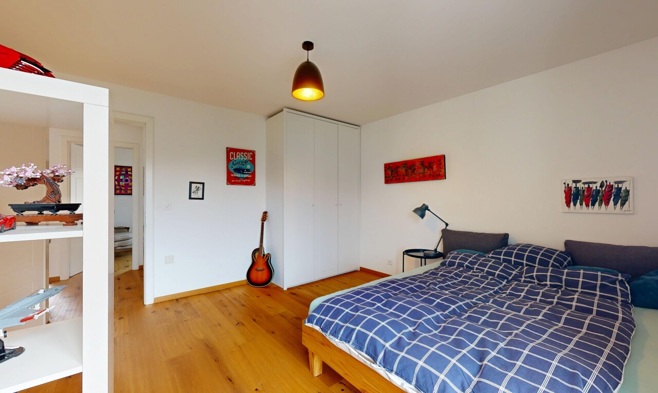 chambre avec sol en finition bois, wood finish floor, cloison sèche, drywall, et inside property