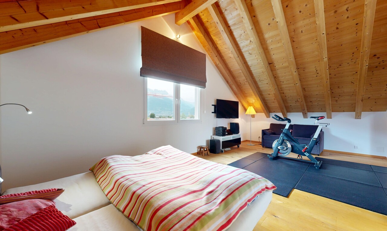 chambre avec plafond à poutres, beamed ceiling, lumière naturelle, natural light, et sol en finition bois