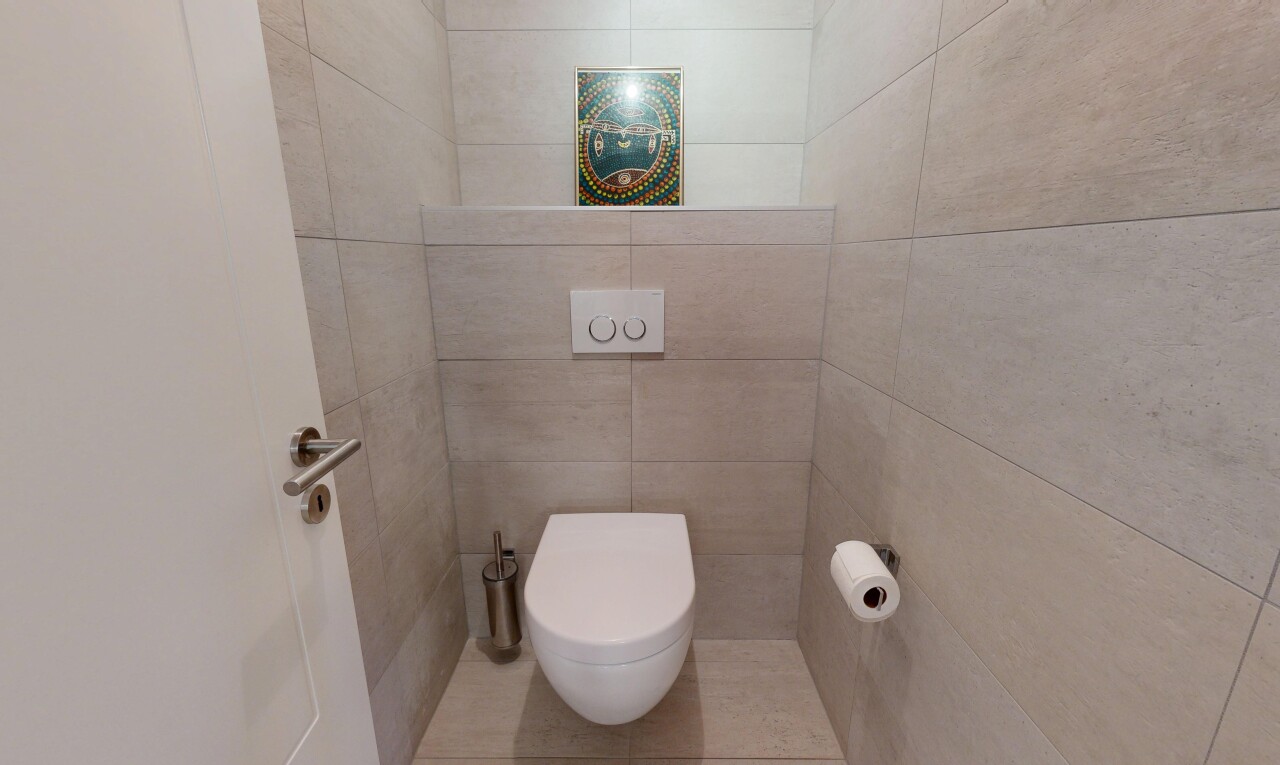 salle de bains avec inside property, toilette, cabinet de toilette, et tile shower