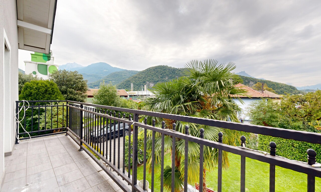 balcon avec vue sur la montagne, mountain view, from property, balcon, et overcast