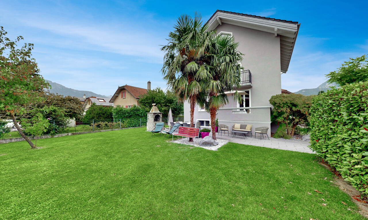 jardin avec terrasse, pelouse, day time, clôture, et property visible