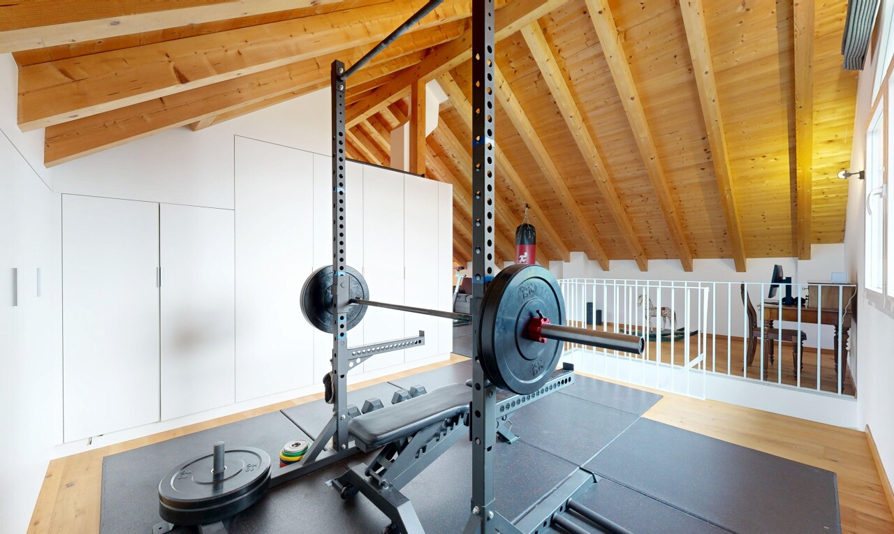 gym avec inside property, plafond voûté, vaulted ceiling, beamed ceiling, et plafond en bois