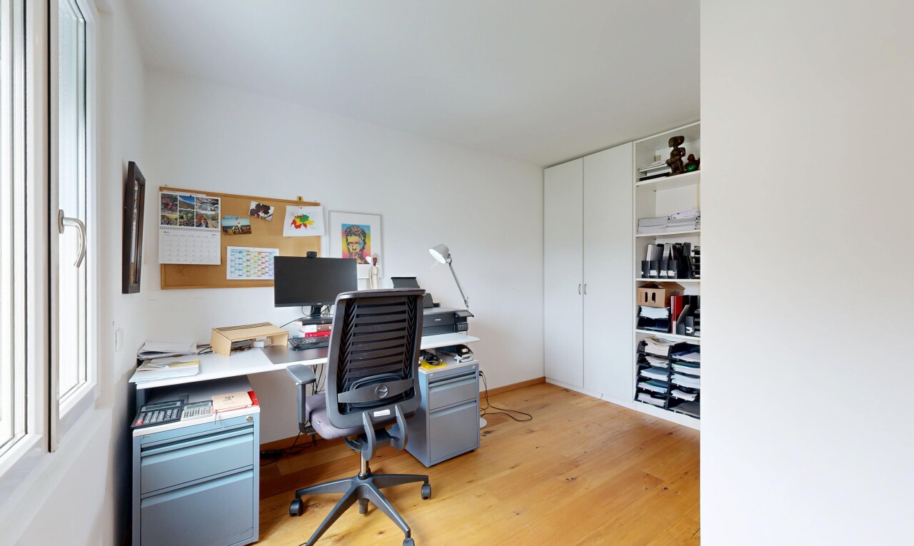 bureau avec espace bureau, sol en finition bois, wood finish floor, inside property, et cloison sèche