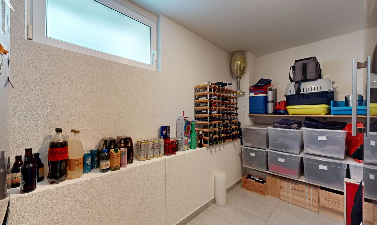 chambre avec inside property, natural light, lumière naturelle, tile floor, et sol en carrelage