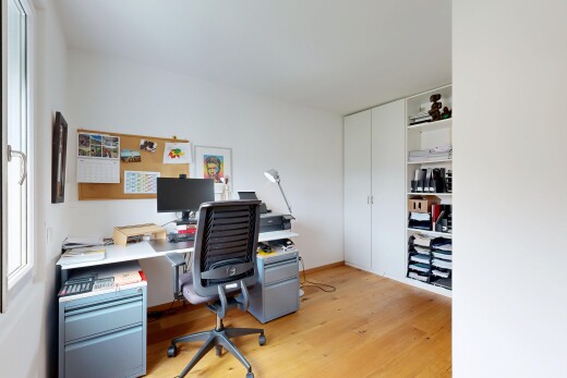 bureau avec espace bureau, sol en finition bois, wood finish floor, inside property, et cloison sèche