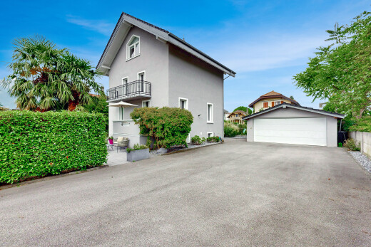 außenansicht mit außenansicht, property visible, stuckverkleidung, day time, und freistehende garage